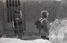 Dzieci w drodze do szkoły zimą, Białystok, druga połowa lat 70. XX w., fot. ze zbiorów Andrzeja Trzcińskiego