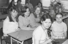 Młodzież w szkolnej ławce, Szkoła Podstawowa nr 25 im. Janusza Kusocińskiego, ul. Zwierzyniecka 9a, Białystok, druga połowa lat 70. XX w., fot. ze zbiorów Andrzeja Trzcińskiego