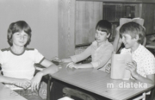 Młodzież w szkolnej ławce, Szkoła Podstawowa nr 25 im. Janusza Kusocińskiego, ul. Zwierzyniecka 9a, Białystok, druga połowa lat 70. XX w., fot. ze zbiorów Andrzeja Trzcińskiego