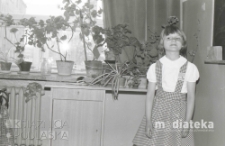 Dziewczynka przy szkolnej tablicy, Szkoła Podstawowa nr 25 im. Janusza Kusocińskiego, ul. Zwierzyniecka 9a, Białystok, druga połowa lat 70. XX w., fot. ze zbiorów Andrzeja Trzcińskiego