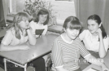 Młodzież w szkolnej ławce, Szkoła Podstawowa nr 25 im. Janusza Kusocińskiego, ul. Zwierzyniecka 9a, Białystok, druga połowa lat 70. XX w., fot. ze zbiorów Andrzeja Trzcińskiego