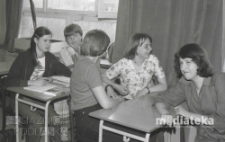 Młodzież w szkolnej ławce, Szkoła Podstawowa nr 25 im. Janusza Kusocińskiego, ul. Zwierzyniecka 9a, Białystok, druga połowa lat 70. XX w., fot. ze zbiorów Andrzeja Trzcińskiego