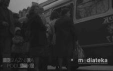 Ludzie wsiadający do autobusu, ul. Rynek Kościuszki, Białystok, druga połowa lat 70. XX w., fot. ze zbiorów Andrzeja Trzcińskiego