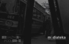 Ludzie wsiadający do autobusu, Białystok, druga połowa lat 70. XX w., fot. ze zbiorów Andrzeja Trzcińskiego