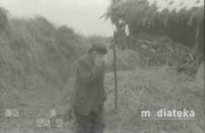 Młócenie słomy, druga połowa lat 70. XX w., fot. ze zbiorów Andrzeja Trzcińskiego