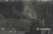 Młócenie słomy, druga połowa lat 70. XX w., fot. ze zbiorów Andrzeja Trzcińskiego