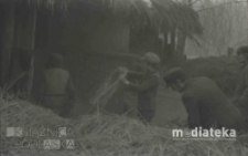 Młócenie słomy, druga połowa lat 70. XX w., fot. ze zbiorów Andrzeja Trzcińskiego