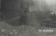 Młócenie słomy, druga połowa lat 70. XX w., fot. ze zbiorów Andrzeja Trzcińskiego