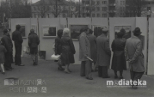 Plenerowa wystawa malarstwa i rękodzieła podlaskich twórców, ul. Podleśna 2, Białystok, druga połowa lat 70. XX w., fot. ze zbiorów Andrzeja Trzcińskiego