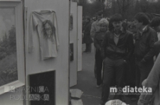 Plenerowa wystawa malarstwa i rękodzieła podlaskich twórców, Park Konstytucji 3 Maja, Białystok, druga połowa lat 70. XX w., fot. ze zbiorów Andrzeja Trzcińskiego