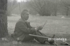 Portret mężczyzny podczas plenerowej wystawy malarstwa i rękodzieła podlaskich twórców, Park Konstytucji 3 Maja, Białystok, druga połowa lat 70. XX w., fot. ze zbiorów Andrzeja Trzcińskiego