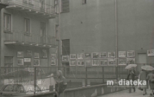 Plenerowa wystawa malarstwa Ryszarda Hlebowicza, Białystok, druga połowa lat 70. XX w., fot. ze zbiorów Andrzeja Trzcińskiego