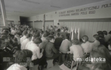 Szkolne obchody Dnia Zwycięstwa 9 maja, Białystok, druga połowa lat 70. XX w., fot. ze zbiorów Andrzeja Trzcińskiego