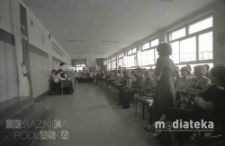 Szkolne obchody Dnia Zwycięstwa 9 maja, Białystok, druga połowa lat 70. XX w., fot. ze zbiorów Andrzeja Trzcińskiego