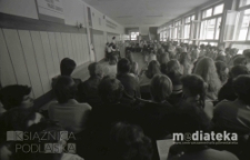 Szkolne obchody Dnia Zwycięstwa 9 maja, Białystok, druga połowa lat 70. XX w., fot. ze zbiorów Andrzeja Trzcińskiego