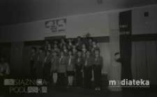 Szkolne obchody Dnia Zwycięstwa 9 maja, Białystok, druga połowa lat 70. XX w., fot. ze zbiorów Andrzeja Trzcińskiego