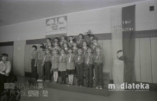 Szkolne obchody Dnia Zwycięstwa 9 maja, Białystok, druga połowa lat 70. XX w., fot. ze zbior&oacute;w Andrzeja Trzcińskiego