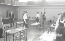Egzaminy maturalne, Liceum Ogólnokształcące nr IV im. C.K.Norwida w Białymstoku, ul. Zwierzyniecka 9A, Białystok, druga połowa lat 70. XX w., fot. ze zbiorów Andrzeja Trzcińskiego