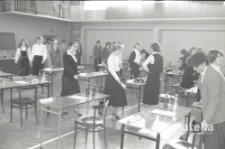 Egzaminy maturalne, Liceum Ogólnokształcące nr IV im. C.K.Norwida w Białymstoku, ul. Zwierzyniecka 9A, Białystok, druga połowa lat 70. XX w., fot. ze zbiorów Andrzeja Trzcińskiego