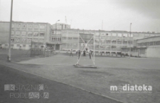 Boisko szkolne, Liceum Ogólnokształcące nr IV im. C.K.Norwida w Białymstoku, ul. Zwierzyniecka 9A, Białystok, druga połowa lat 70. XX w., fot. ze zbiorów Andrzeja Trzcińskiego