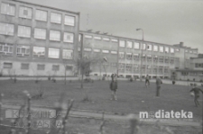 Boisko szkolne, Liceum Ogólnokształcące nr IV im. C.K.Norwida w Białymstoku, ul. Zwierzyniecka 9A, Białystok, druga połowa lat 70. XX w., fot. ze zbiorów Andrzeja Trzcińskiego
