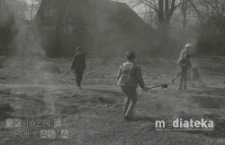 Dzieci na podwórzu, Białystok, druga połowa lat 70. XX w., fot. ze zbiorów Andrzeja Trzcińskiego