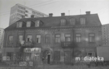 Zakład fryzjerski w kamienicy, Białystok, druga połowa lat 70. XX w., fot. ze zbior&oacute;w Andrzeja Trzcińskiego