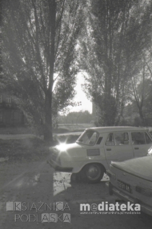 Samochody na ulicy, Białystok, druga połowa lat 70. XX w., fot. ze zbiorów Andrzeja Trzcińskiego