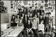 Zdjęcie klasowe w pracowni plastycznej, Szkoła Podstawowa nr 25 im. Janusza Kusocińskiego, ul. Zwierzyniecka 9a, Białystok, druga połowa lat 70. XX w., fot. ze zbiorów Andrzeja Trzcińskiego