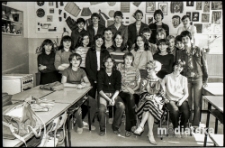 Zdjęcie klasowe w pracowni plastycznej, Szkoła Podstawowa nr 25 im. Janusza Kusocińskiego, ul. Zwierzyniecka 9a, Białystok, druga połowa lat 70. XX w., fot. ze zbiorów Andrzeja Trzcińskiego