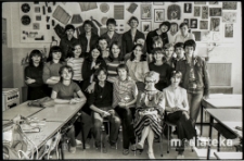 Zdjęcie klasowe w pracowni plastycznej, Szkoła Podstawowa nr 25 im. Janusza Kusocińskiego, ul. Zwierzyniecka 9a, Białystok, druga połowa lat 70. XX w., fot. ze zbiorów Andrzeja Trzcińskiego