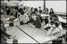 Młodzież w ławce szkolnej, Szkoła Podstawowa nr 25 im. Janusza Kusocińskiego, ul. Zwierzyniecka 9a, Białystok, druga połowa lat 70. XX w., fot. ze zbiorów Andrzeja Trzcińskiego