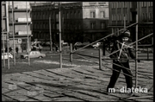 Dziecko pod Pomnikiem Bohaterów Ziemi Białostockiej, Plac Niezależnego Zrzeszenia Studentów, Białystok, druga połowa lat 70. XX w., fot. ze zbiorów Andrzeja Trzcińskiego