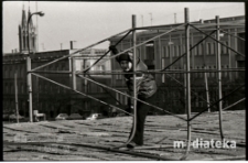 Dziecko pod Pomnikiem Bohaterów Ziemi Białostockiej, Plac Niezależnego Zrzeszenia Studentów, Białystok, druga połowa lat 70. XX w., fot. ze zbiorów Andrzeja Trzcińskiego