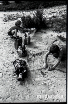 Zabawy w piasku, Białystok, druga połowa lat 70. XX w., fot. ze zbiorów Andrzeja Trzcińskiego