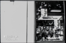 Witryna księgarni, Białystok, druga połowa lat 70. XX w., fot. ze zbiorów Andrzeja Trzcińskiego