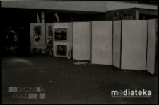 Obchody Święta Pracy 1 Maja, wystawa plenerowa, ul. Podleśna 2, Białystok, druga połowa lat 70. XX w., fot. ze zbiorów Andrzeja Trzcińskiego