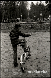 Obchody Święta Pracy 1 Maja, Park Zwierzyniecki, Białystok, druga połowa lat 70. XX w., fot. ze zbiorów Andrzeja Trzcińskiego