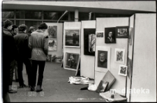 Obchody Święta Pracy 1 Maja, wystawa plenerowa, ul. Podleśna 2, Białystok, druga połowa lat 70. XX w., fot. ze zbiorów Andrzeja Trzcińskiego