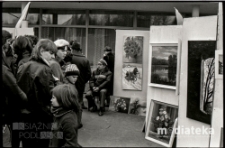 Obchody Święta Pracy 1 Maja, wystawa plenerowa, ul. Podleśna 2, Białystok, druga połowa lat 70. XX w., fot. ze zbiorów Andrzeja Trzcińskiego