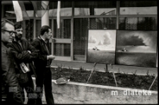 Obchody Święta Pracy 1 Maja, wystawa plenerowa, ul. Podleśna 2, Białystok, druga połowa lat 70. XX w., fot. ze zbiorów Andrzeja Trzcińskiego