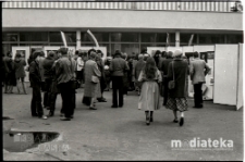 Obchody Święta Pracy 1 Maja, wystawa plenerowa, ul. Podleśna 2, Białystok, druga połowa lat 70. XX w., fot. ze zbiorów Andrzeja Trzcińskiego