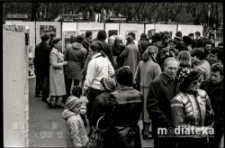 Obchody Święta Pracy 1 Maja, wystawa plenerowa, ul. Podleśna 2, Białystok, druga połowa lat 70. XX w., fot. ze zbiorów Andrzeja Trzcińskiego
