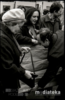 Obchody Święta Pracy 1 Maja, wystawa plenerowa, ul. Podleśna 2, Białystok, druga połowa lat 70. XX w., fot. ze zbiorów Andrzeja Trzcińskiego