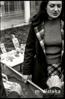 Obchody Święta Pracy 1 Maja, wystawa plenerowa, ul. Podleśna 2, Białystok, druga połowa lat 70. XX w., fot. ze zbiorów Andrzeja Trzcińskiego