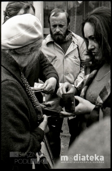 Obchody Święta Pracy 1 Maja, wystawa plenerowa, ul. Podleśna 2, Białystok, druga połowa lat 70. XX w., fot. ze zbiorów Andrzeja Trzcińskiego
