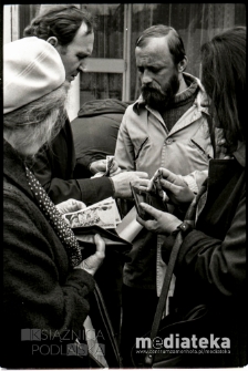 Obchody Święta Pracy 1 Maja, wystawa plenerowa, ul. Podleśna 2, Białystok, druga połowa lat 70. XX w., fot. ze zbiorów Andrzeja Trzcińskiego