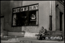 Kobieta przed sklepem mięsnym, Białystok, druga połowa lat 70. XX w., fot. ze zbiorów Andrzeja Trzcińskiego