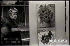 Obchody Święta Pracy 1 Maja, wystawa plenerowa, ul. Podleśna 2, Białystok, druga połowa lat 70. XX w., fot. ze zbior&oacute;w Andrzeja Trzcińskiego