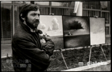 Obchody Święta Pracy 1 Maja, wystawa plenerowa, ul. Podleśna 2, Białystok, druga połowa lat 70. XX w., fot. ze zbiorów Andrzeja Trzcińskiego